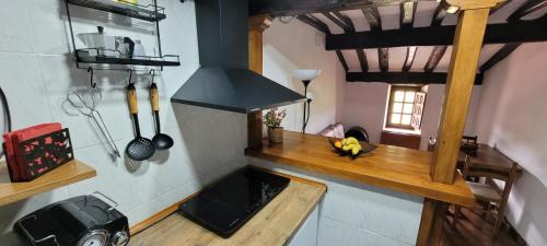 Santillana del Mar House | Cozy Casa del Lavadero: Family-Friendly with Kitchen Access