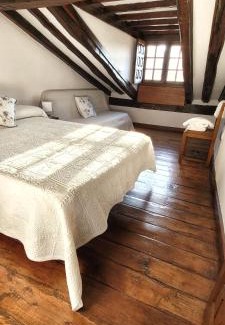 Santillana del Mar House | Cozy Casa del Lavadero: Family-Friendly with Kitchen Access