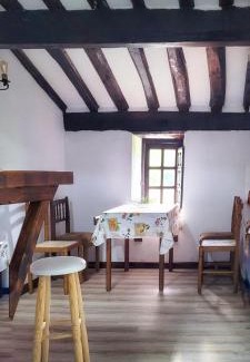 Santillana del Mar House | Cozy Casa del Lavadero: Family-Friendly with Kitchen Access