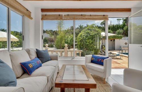 El Tosalet Villa | Explore Casa del Limonero: Pet-Friendly Family Getaway