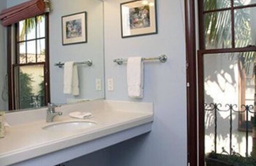 West Beach House | Discover Casa Del Mar Inn: Family-Friendly Getaway
