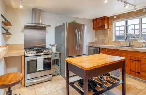 Santa Fe House | Casa Del Mar: 4-Star Family Retreat with King Bed & Patio