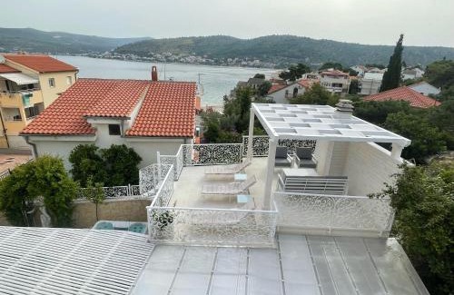 Rogoznica Villa | Discover Casa del Mare: Oceanfront Oasis with Pool & Hot Tub