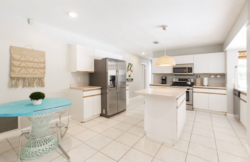 South Palm Park Neighborhood Association House | Relax at Casa Del Sol: Pool, Tiki Bar & Ocean Views