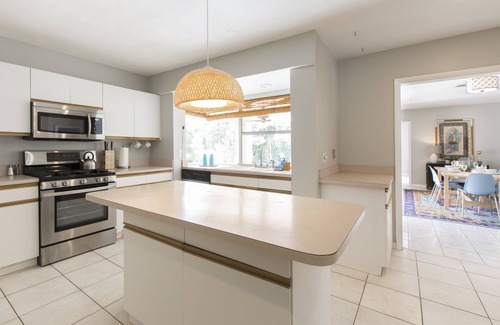 South Palm Park Neighborhood Association House | Relax at Casa Del Sol: Pool, Tiki Bar & Ocean Views