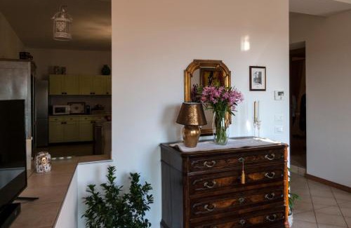 Gavardo Apartment | Stunning Casa Del Sole: White and Gold Room Awaits You