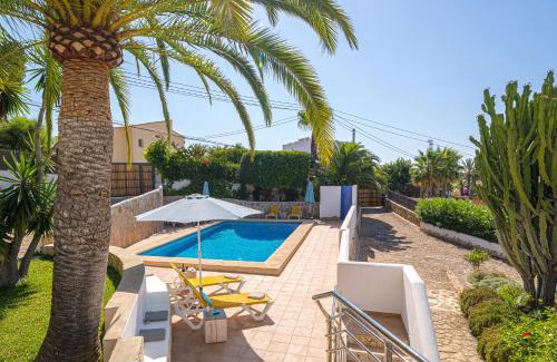 Moravit Villa | Relax at Casa Delfin: 4-Star Retreat with Pool & Family Fun