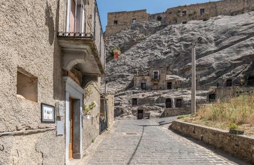 Sperlinga House | Comfortable Stay at Casa della Nonna with Family Amenities