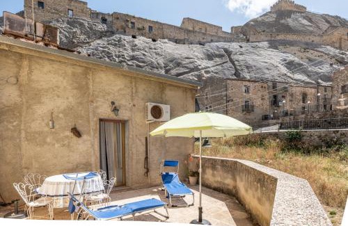 Sperlinga House | Comfortable Stay at Casa della Nonna with Family Amenities