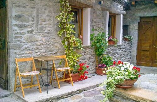 Cannero Riviera House | Cozy Casa delle Antiche Pietre: Family-Friendly Retreat