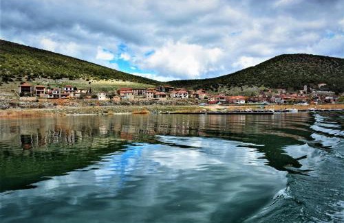 Lefkonas House | Family-Friendly Retreat at Casa di Cardellino - 8.7/10 Rated