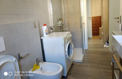 Brugherio Apartment | Oceanfront Escape at Casa di Lucy e Max with Spa Amenities