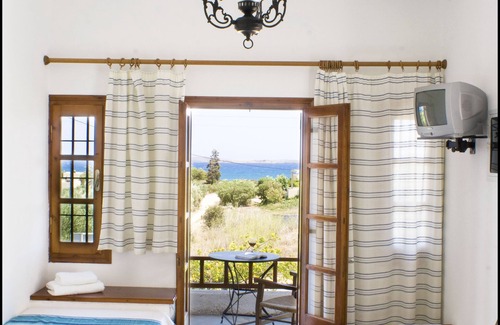 Vigla House | Discover Casa di Mare: Oceanfront Bliss with Pool Access