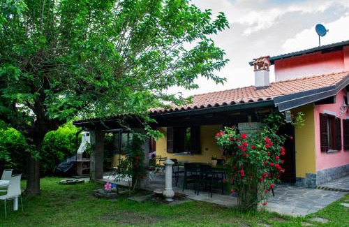 Oleggio Castello House | Casa di Nina: Family-Friendly Retreat with a Hot Tub