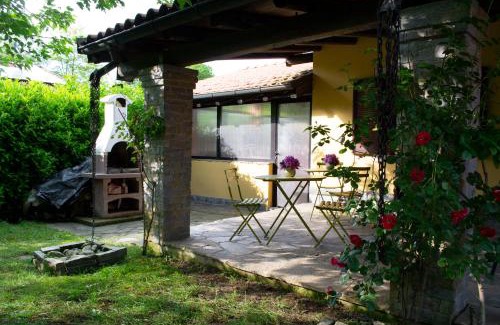 Oleggio Castello House | Casa di Nina: Family-Friendly Retreat with a Hot Tub