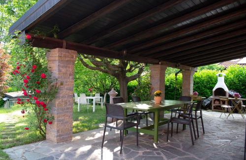 Oleggio Castello House | Casa di Nina: Family-Friendly Retreat with a Hot Tub