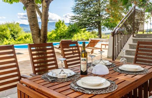 Trilj Villa | Experience Casa di Oliva: Heated Pool & Jacuzzi in Trilj