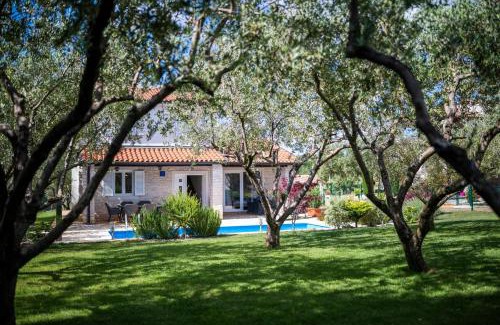 Radini Villa | Stunning Casa di Oliva: Oceanfront Retreat, 9.8/10 Rated
