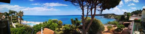 Costa Saracena-Castelluccio House | Cozy Casa di Poseidone: Oceanfront Stay with Private Beach