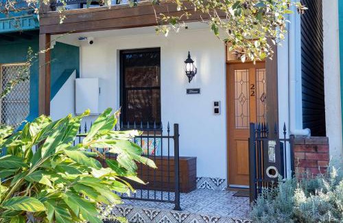 Cooks Hill House | Casa Dianna - Timeless Terrace near CBD and Waterfront