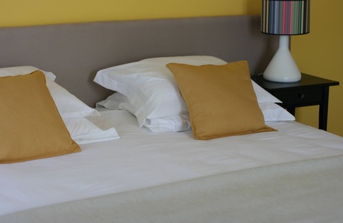 Azambuja House | Elegant Casa do Alfaro: Guest Rated 9.6 with Pool & Spa
