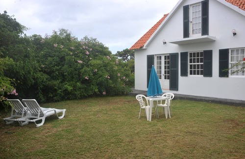Sao Roque do Pico Villa | Casa do Areal - Coastal Retreat with Breakfast & Kitchen