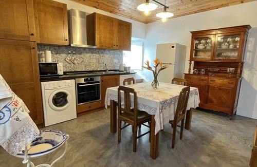 Praia da Vitoria Cottage | Casa do Avô José Alves: Oceanfront Country House Retreat