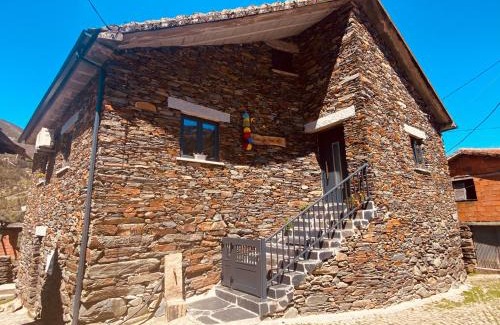 Sao Pedro do Sul House | Highly Rated Casa do Avô Zé: Family-Friendly Getaway