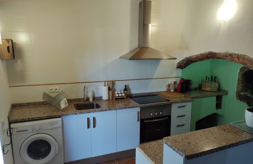 Santa Catarina da Fonte do Bispo House | Discover Casa do Bairro: Hidden Gem with Hot Tub & Pool