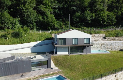 Vila Cottage | Scenic Casa do Barbeiro: River Minho Views & Spa Amenities