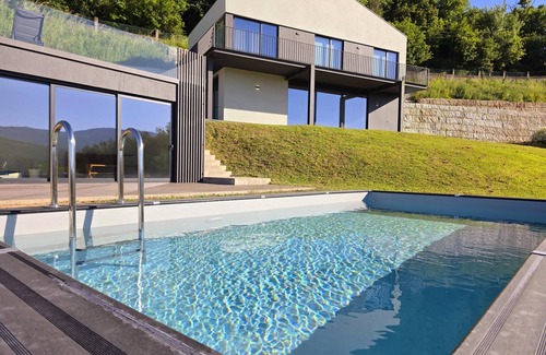 Vila Cottage | Scenic Casa do Barbeiro: River Minho Views & Spa Amenities