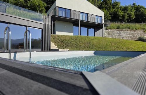 Vila House | Relax at Casa do Barbeiro with River Minho Views