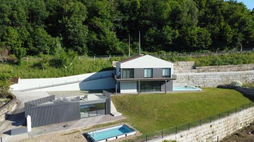 Vila House | Relax at Casa do Barbeiro with River Minho Views