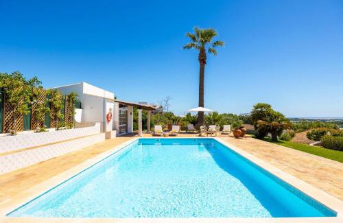 Moncarapacho e Fuseta Villa | Discover Casa do Carmo: 4-Star Oasis with Pool & Family Fun