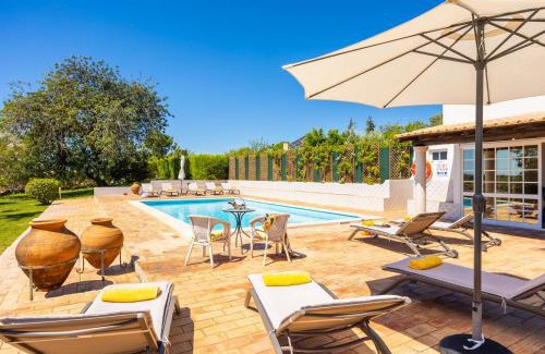 Moncarapacho e Fuseta Villa | Discover Casa do Carmo: 4-Star Oasis with Pool & Family Fun