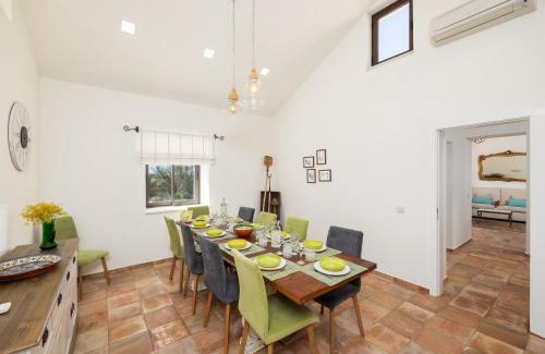 Moncarapacho e Fuseta Villa | Discover Casa do Carmo: 4-Star Oasis with Pool & Family Fun