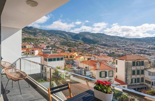 Sao Pedro House | Discover Casa do Castelo: Family-Friendly with Hot Tub