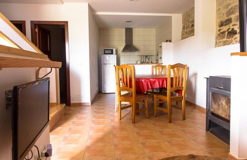 San Xoan de Rio Cottage | Cozy Casa do Comendiante - Family-Friendly Ocean View Stay