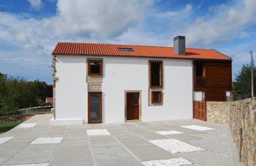 Ponteceso House | Discover Casa do Cruceiro: Family-Friendly Getaway Awaits