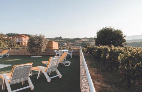 Armamar House | Guest Favorite: Casa do Cruzeiro with Oceanfront Pool