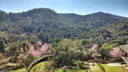 Santo Antonio do Pinhal House | Unforgettable Stay at Casa do Deck - Pet Friendly Retreat