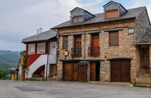 Carucedo House | Discover Casa do Eiró: Family-Friendly Retreat with Top Scores