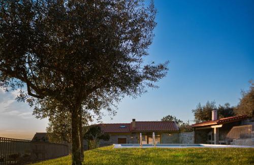 Seia House | Charming Casa do Estended'Oiro with Oceanfront Pool