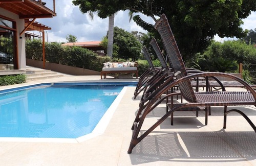 Agua Comprida House | Discover Relaxation at Casa do Lago with Lake Views & Spa