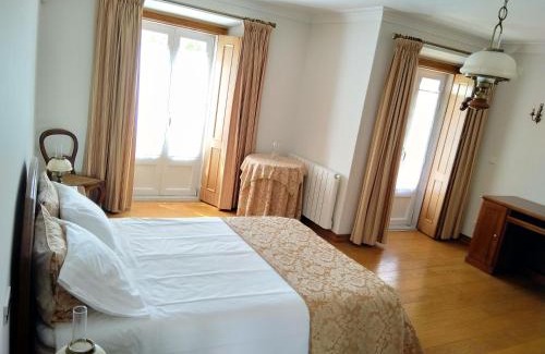 Atouguia da Baleia House | CASA DO LARGO: Family-Friendly Stay with Kitchen Access