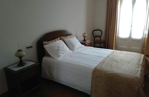Atouguia da Baleia House | CASA DO LARGO: Family-Friendly Stay with Kitchen Access