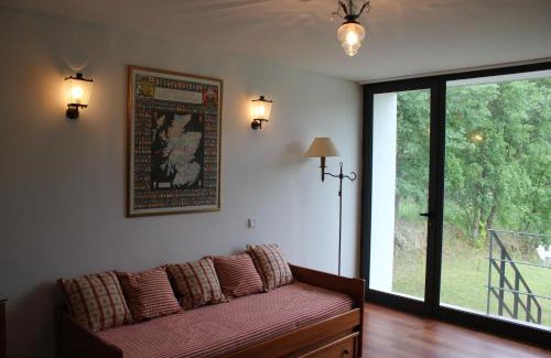 Pacos de Gaiolo House | Casa do Lavadouro: Oceanfront Retreat with Pool & Breakfast