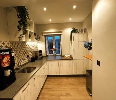Portomarin House | Explore Casa do Maestro: Family-Friendly Stay with Kitchen