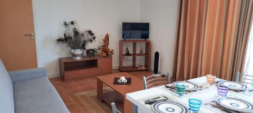 Cadaval House | Budget-Friendly Casa do Meio: Pet & Family Friendly Stay