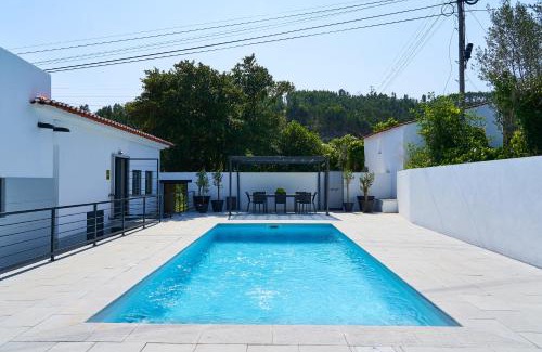 Rio de Moinhos House | Welcoming Casa do Moinho: Oceanfront Bliss Awaits